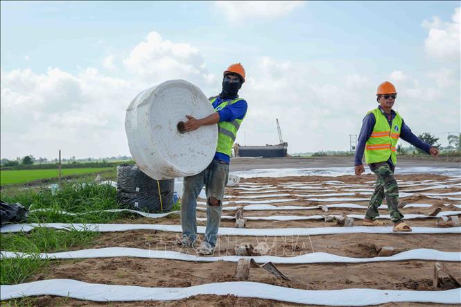 Công nhân vận chuyển vật liệu về công trường ở gói thầu số 1, dự án thành phần 2 cao tốc Châu Đốc - Cần Thơ - Sóc Trăng cuối tháng 8/2026. Ảnh: Thanh Liêm - TTXVN