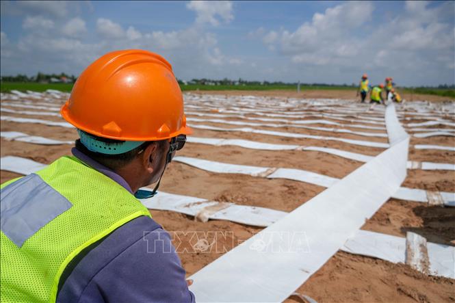 Công nhân thi công liên tục, không nghỉ lễ để đảm bảo tiến độ. Ảnh: Thanh Liêm - TTXVN