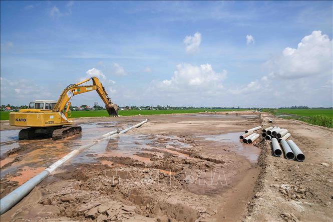 Hiện nguồn cát đắp nền cho dự án thành phần 2 cao tốc Châu Đốc - Cần Thơ - Sóc Trăng đã được xác định đủ. Ảnh: Thanh Liêm - TTXVN