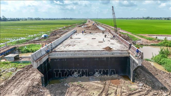 Một hạng mục cầu trong dự án thành phần 2 cao tốc Châu Đốc - Cần Thơ - Sóc Trăng đang được gấp rút thi công. Ảnh: Thanh Liêm - TTXVN
