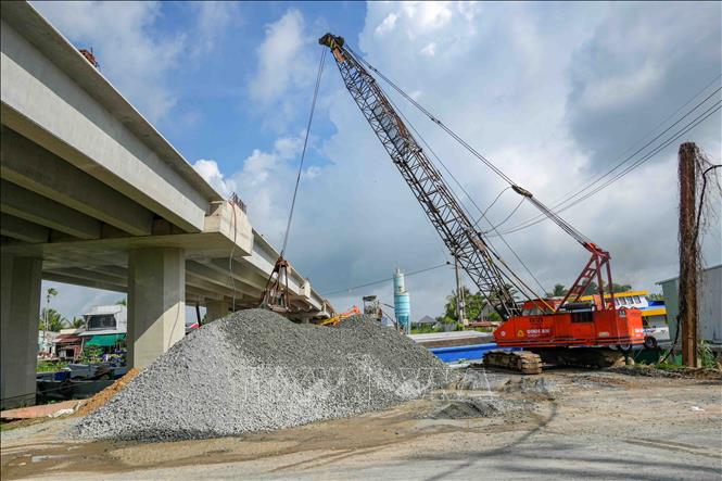 Đá được tập kết ven Quốc lộ 80 trước khi được bốc dỡ lên sà lan để đưa về công trường thi công cao tốc Châu Đốc - Cần Thơ - Sóc Trăng. Ảnh: Thanh Liêm - TTXVN