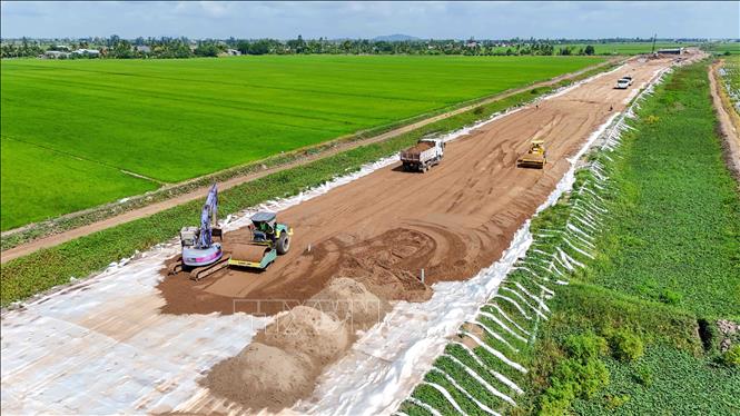 Cát được tập kết về công trường dự án thành phần 2, cao tốc Châu Đốc - Cần Thơ - Sóc Trăng để đắp nền đường. Ảnh: Thanh Liêm - TTXVN