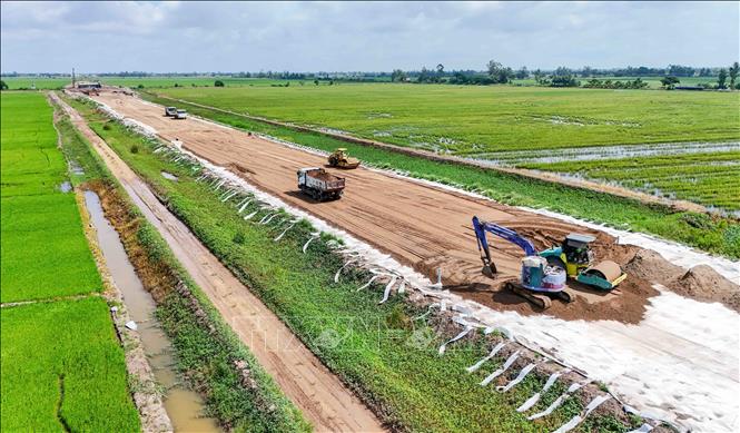 Dự án thành phần 2, cao tốc Châu Đốc - Cần Thơ - Sóc Trăng có tổng nhu cầu cát hơn 5,1 triệu m3, hiện đã xác định nguồn khoảng 5,3 triệu m3. Ảnh: Thanh Liêm - TTXVN