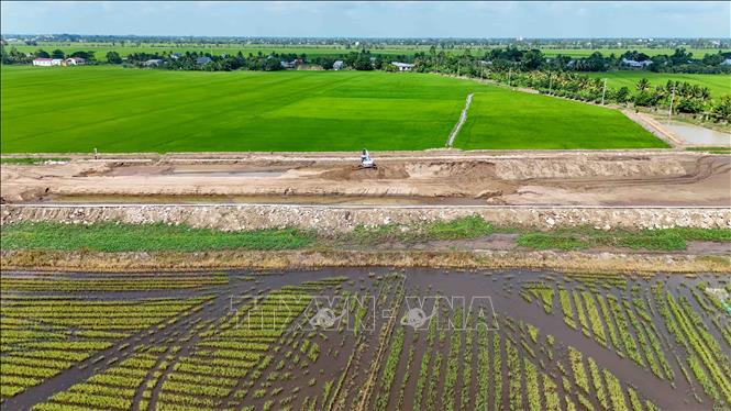 Hiện đã có khoảng 3,3 triệu m3 cát được đưa về công trường dự án thành phần 2 cao tốc Châu Đốc - Cần Thơ - Sóc Trăng. 