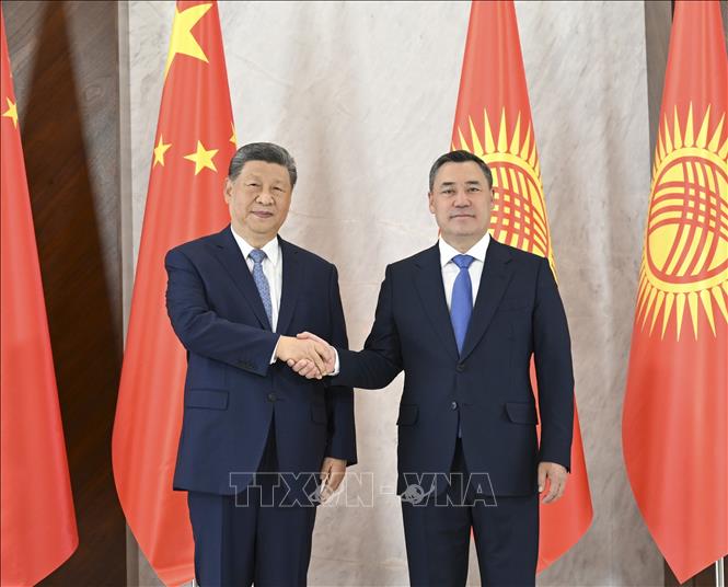 Tổng thống Kyrgyzstan Sadyr Japarov (phải) trong cuộc hội đàm với Chủ tịch Trung Quốc Tập Cận Bình tại thủ đô Bishkek, ngày 31/8/2026. Ảnh: THX/TTXVN 
