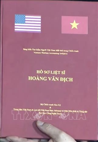 Bộ hồ sơ phục dựng của liệt sĩ Hoàng Văn Địch do Dự án Sáng kiến tìm kiếm người Việt Nam mất tích trong chiến tranh thực hiện được trao lại cho gia đình. Ảnh: Chu Thanh Vân - TTXVN