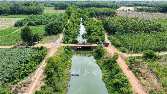 Hệ thống kênh thủy lợi trên địa bàn tỉnh Tây Ninh góp phần đưa nguồn nước đến các vùng sản xuất nông nghiệp. Ảnh: Minh Phú - TTXVN 