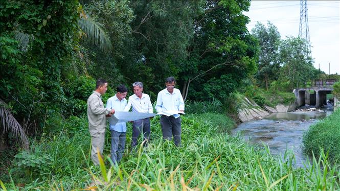 Cán bộ Chi cục Thủy lợi tỉnh Tây Ninh, khảo sát hiện trạng kênh T4A - Suối Bà Tươi, phục vụ tiêu nước cho Khu công nghiệp Phước Đông. Ảnh: Minh Phú - TTXVN