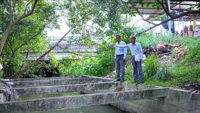 Cán bộ ngành thủy lợi kiểm tra thực tế hệ thống kênh, công trình thủy lợi, phục vụ công tác quản lý, khai thác. Ảnh: Minh Phú - TTXVN 
