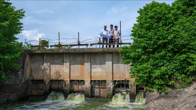 Cán bộ Chi cục Thủy lợi tỉnh Tây Ninh, rà soát hệ thống thủy lợi để đầu tư nâng cấp theo hướng đa mục tiêu, phục vụ đồng thời sản xuất nông nghiệp, công nghiệp, và nhu cầu dân sinh. Ảnh: Minh Phú – TTXVN