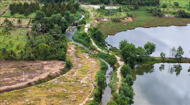 Kênh T4A - Suối Bà Tươi dài khoảng 4.561m có nhiệm vụ tiêu nước cho Khu công nghiệp Phước Đông, khu dân cư và diện tích sản xuất nông nghiệp. Ảnh: Minh Phú – TTXVN