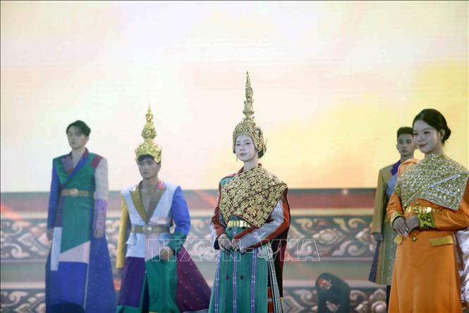 Trình diễn trang phục tại Đêm hội Thổ cẩm quốc tế Sơn La năm 2026 của đất nước Campuchia. Ảnh: Quang Quyết - TTXVN