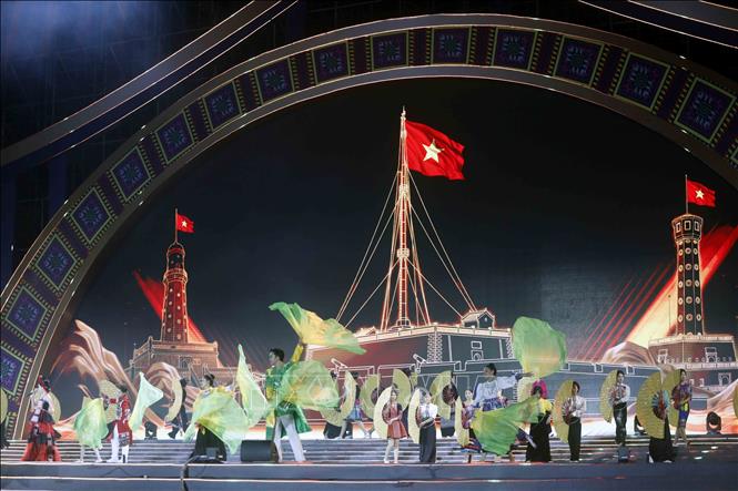 Chương trình nghệ thuật tại Đêm hội Thổ cẩm quốc tế Sơn La năm 2026. Ảnh: Quang Quyết - TTXVN
