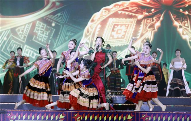 Chương trình nghệ thuật tại Đêm hội Thổ cẩm quốc tế Sơn La năm 2026. Ảnh: Quang Quyết - TTXVN