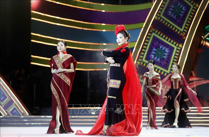 Trình diễn trang phục tại Đêm hội Thổ cẩm quốc tế Sơn La năm 2026. Ảnh: Quang Quyết - TTXVN
