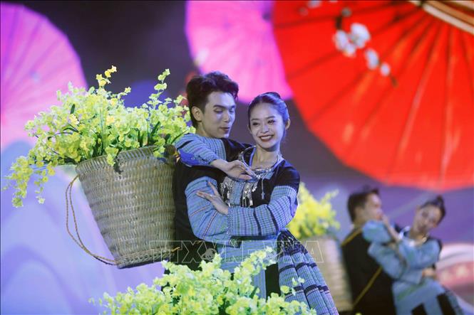 Chương trình nghệ thuật tại Đêm hội Thổ cẩm quốc tế Sơn La năm 2026. Ảnh: Quang Quyết - TTXVN