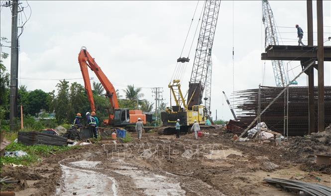 Máy móc, thiết bị và người lao động vẫn làm việc trên công trường cao tốc Mỹ An - Cao Lãnh, đoạn qua xã Mỹ Quí, tỉnh Đồng Tháp vtrong những ngày nghỉ Lễ Quốc khánh. Ảnh: Nhựt An - TTXVN
