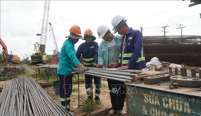 Người lao động làm việc tại công trường cao tốc Mỹ An - Cao Lãnh trong những ngày nghỉ Lễ Quốc khánh. Ảnh: Nhựt An - TTXVN