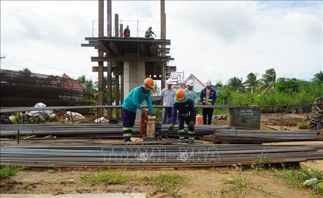 Nhà thầu tổ chức thi công hạng mục cầu thuộc dự án cao tốc Mỹ An - Cao Lãnh trong những ngày nghỉ Lễ Quốc khánh. Ảnh: Nhựt An - TTXVN