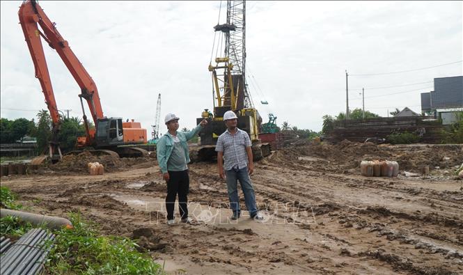 Lãnh đạo Ban điều hành công trình cao tốc Mỹ An - Cao Lãnh đến công trường kiểm tra tình hình thi công, động viên người lao động làm việc trong thời gian nghỉ lễ. Ảnh: Nhựt An - TTXVN