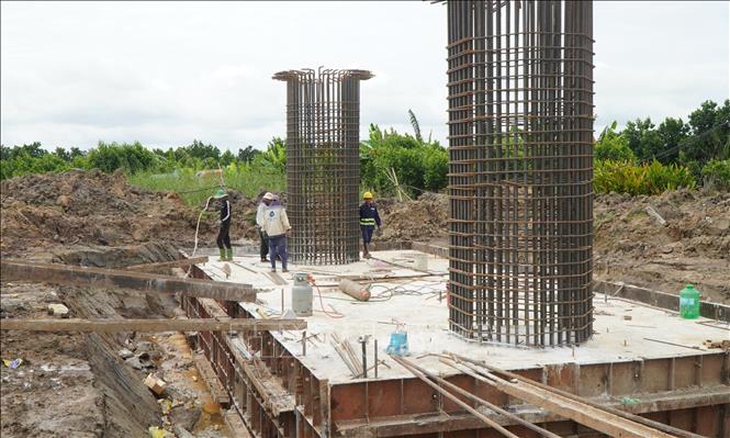 Công nhân không nghỉ Lễ Quốc khánh, vẫn tham gia xây dựng cầu Mỹ An 1 thuộc dự cao tốc Mỹ An - Cao Lãnh. Ảnh: Nhựt An - TTXVN