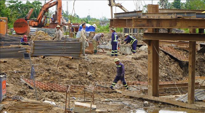 Công nhân làm việc trên công trường cao tốc Mỹ An - Cao Lãnh trong những ngày nghỉ Lễ Quốc khánh. Ảnh: Nhựt An - TTXVN
