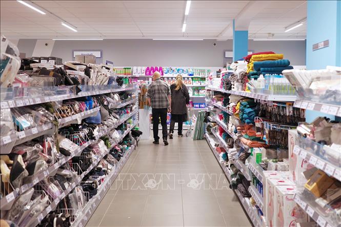 Người dân mua sắm tại siêu thị ở Berlin, Đức. Ảnh: THX/TTXVN phát