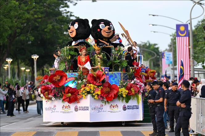 Xe cổ động năm du lịch “Visit Malaysia 2026-2027” tham gia diễu hành. Ảnh: Bộ Truyền thông Malaysia/TTXVN phát.
