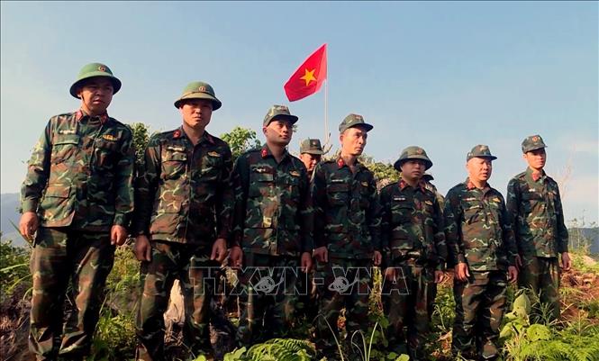 Đội quy tập hài cốt liệt sĩ chuẩn bị tìm kiếm hài cốt liệt sĩ tại Điểm cao 685. Ảnh: TTXVN phát