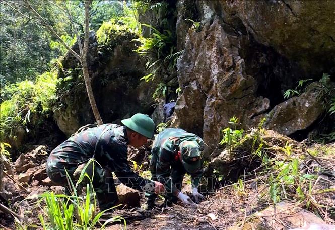 Đội quy tập hài cốt liệt sĩ tìm kiếm hài cốt liệt sĩ tại Điểm cao 685. Ảnh: TTXVN phát