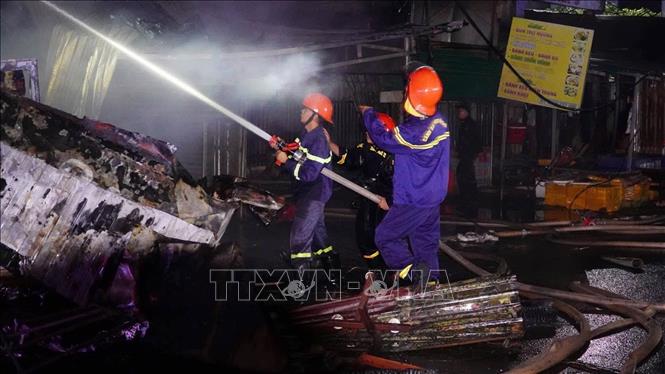 Lực lượng cứu hỏa tham gia chữa cháy. Ảnh: CTV - TTXVN