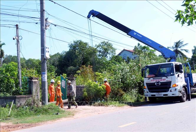 Công ty Điện lực Quảng Trị huy động tối đa nhận lực tiến hành thay thế các cột điện không đảm bảo trước mùa mưa bão. Ảnh: Tá Chuyên - TTXVN