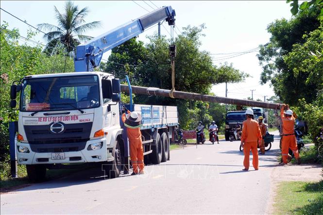 Hàng trăm cột điện không đảm bảo an toàn đã được cán bộ, công nhân ngành Điện lực Quảng Trị thay thế trước mùa mưa bão. Ảnh: Tá Chuyên - TTXVN