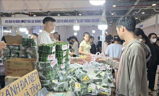 Du khách trải nghiệm và thưởng thức không gian ẩm thực đặc sắc trong khuôn viên hội chợ. Ảnh: Thanh Vân - TTXVN