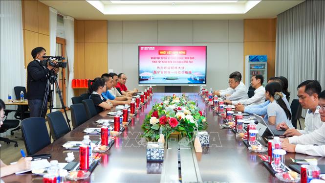 Đại sứ Trung quốc Hà Vỹ (giữa), thăm các doanh nghiệp Trung Quốc tại Tây Ninh nhằm thúc đẩy kết nối và hợp tác đầu tư. Ảnh: Minh Phú - TTXVN