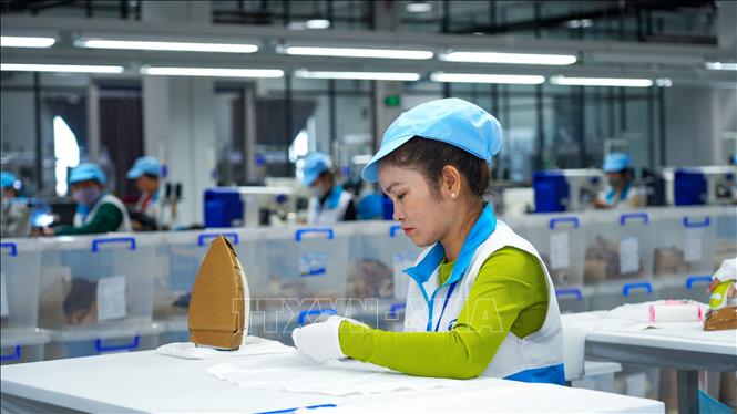 Công nhân tập trung làm việc tại nhà máy, góp phần tạo việc làm và thu nhập ổn định cho người lao động địa phương. Ảnh: Minh Phú - TTXVN 