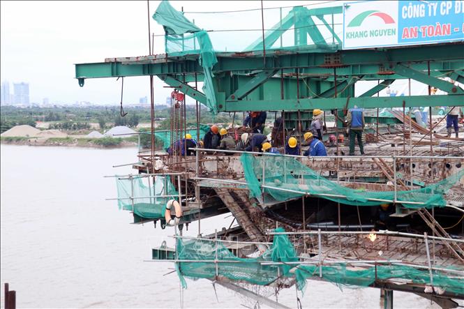 Công nhân thi công hợp phần cầu Hải Thành thuộc Dự án đường Vành đai 2, đoạn Tân Vũ – Hưng Đạo – đường Bùi Viện. Ảnh: Hoàng Ngọc – TTXVN 