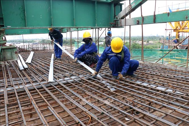 Công nhân thi công Dự án đường Vành đai 2, đoạn Tân Vũ – Hưng Đạo – đường Bùi Viện. Ảnh: Hoàng Ngọc – TTXVN 