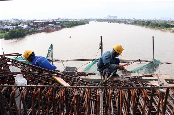 Công nhân thi công Dự án đường Vành đai 2, đoạn Tân Vũ – Hưng Đạo – đường Bùi Viện. Ảnh: Hoàng Ngọc – TTXVN 