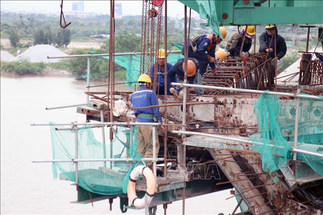 Công nhân thi công hợp phần cầu Hải Thành thuộc Dự án đường Vành đai 2, đoạn Tân Vũ – Hưng Đạo – đường Bùi Viện. Ảnh: Hoàng Ngọc – TTXVN 