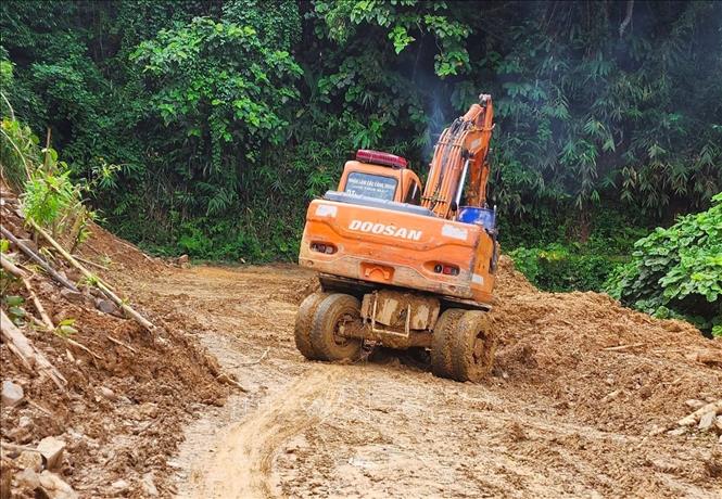 Dốc Hin Nam trên tuyến đường độc đạo Xốp Kho - Na Ngân là một trong 7 điểm sạt lở vách núi lớn nhất trên tuyến đường đã được khắc phục, thông tuyến. Ảnh: TTXVN phát
