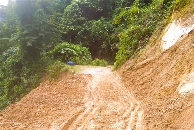 Điểm sạt lở lớn nhất, quy mô nhất tại dốc Co Ngóa được khai thông. Hơn 40m mặt đường bị sụt trượt xuống độ sâu hơn 2m đã được bồi hoàn lại mặt bằng sau khi sửa chữa. Ảnh: TTXVN phát 