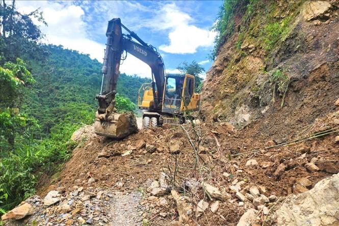 Từ ngày 28/8/2026, công tác khắc phục, sửa chữa, san ủi đất đá, cây rừng nhằm thông tuyến tuyến đường độc đạo Xốp Kho - Na Ngân (xã Nga My, tỉnh Nghệ An) được chính quyền địa phương, dân bản triển khai. Ảnh: TTXVN phát