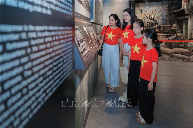Du khách với đồng phục cờ đỏ sao vàng tham quan Bảo tàng trong sáng 1/9. Ảnh: Phan Phương – TTXVN