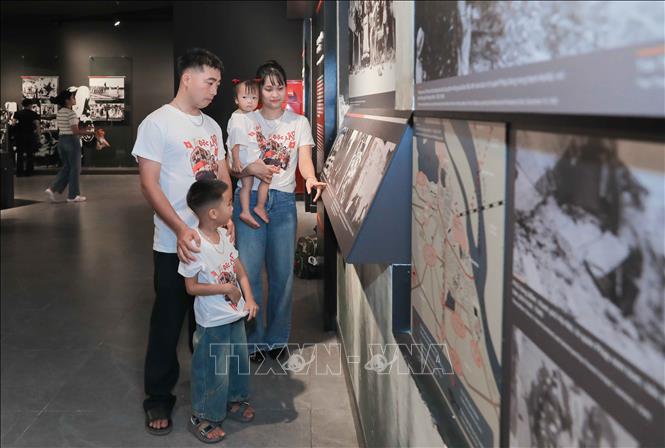 Du khách tham quan Bảo tàng Lịch sử Quân sự Việt Nam, sáng 1/9. Ảnh: Phan Phương – TTXVN