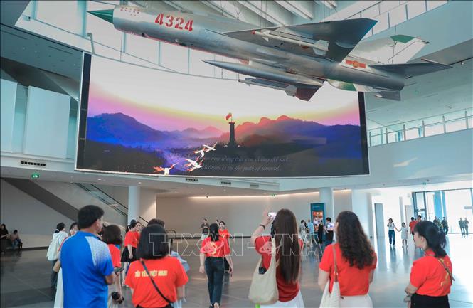 Du khách tham quan Bảo tàng Lịch sử Quân sự Việt Nam, sáng 1/9. Ảnh: Phan Phương – TTXVN