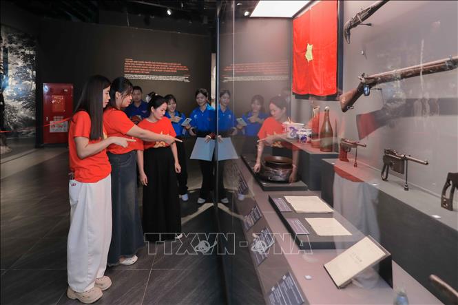 Rất đông người dân và du khách đến tham quan Bảo tàng Lịch sử Quân sự Việt Nam dịp Lễ Quốc khánh 2/9. Ảnh: Phan Phương – TTXVN 