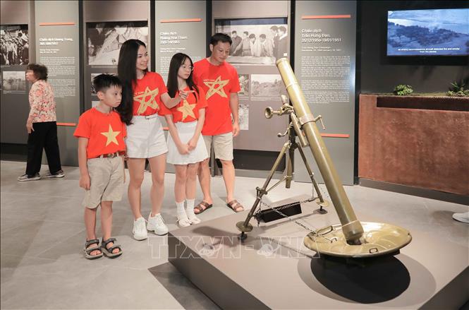 Rất đông người dân và du khách đến tham quan Bảo tàng Lịch sử Quân sự Việt Nam dịp Lễ Quốc khánh 2/9. Ảnh: Phan Phương – TTXVN 