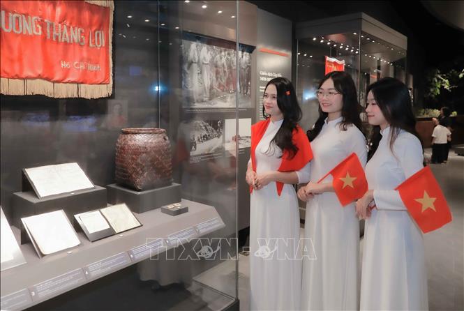 Rất đông người dân và du khách đến tham quan Bảo tàng Lịch sử Quân sự Việt Nam dịp Lễ Quốc khánh 2/9. Ảnh: Phan Phương – TTXVN 