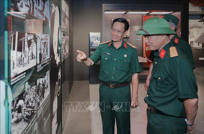Nhiều cựu chiến binh từ khắp mọi miền tổ quốc xúc động, thích thú tìm hiểu và ôn lại ký ức hào hùng qua các hiện vật quý giá tại Bảo tàng Lịch sử Quân sự Việt Nam. Ảnh: Phan Phương – TTXVN